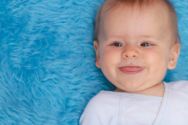 Foto retrato de un bebé sobre un fondo azul.