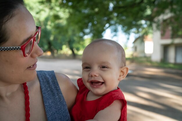 Foto retrato de un bebé sonriente