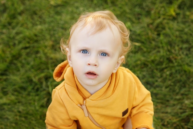 Retrato de un bebé sorprendido vista superior de 1 año