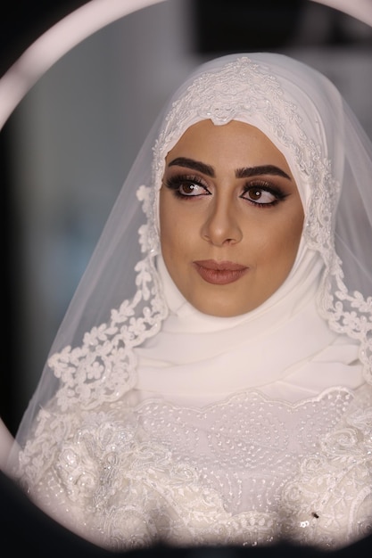 retrato beleza jovem noiva muçulmana usando vestido de noiva com modelo de moda hijab