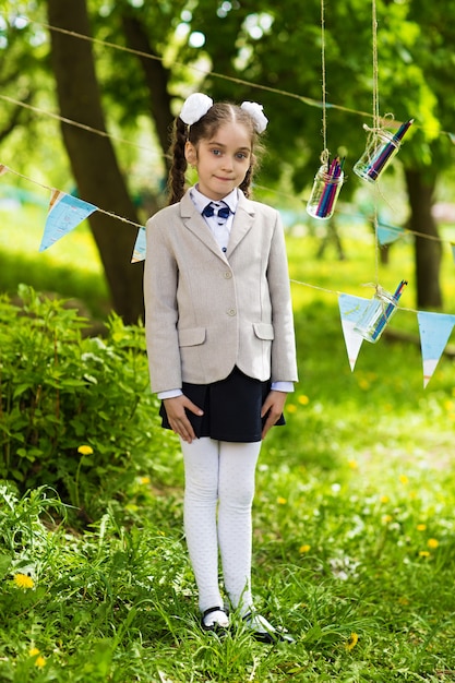 Retrato de una bella colegiala al aire libre