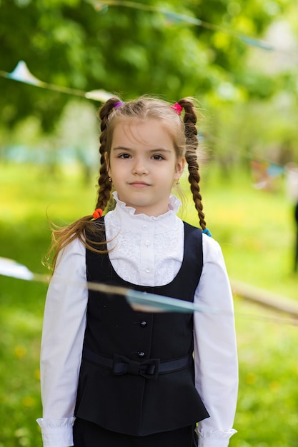 Retrato de una bella colegiala al aire libre