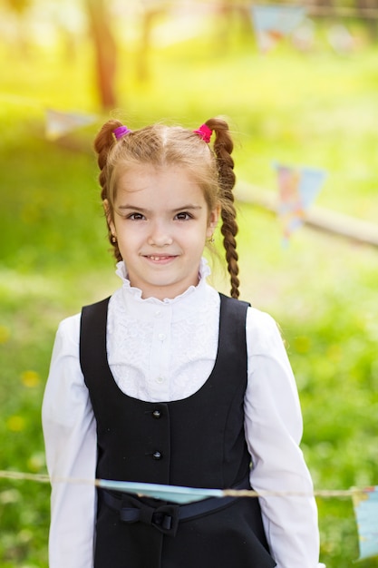 Retrato de una bella colegiala al aire libre