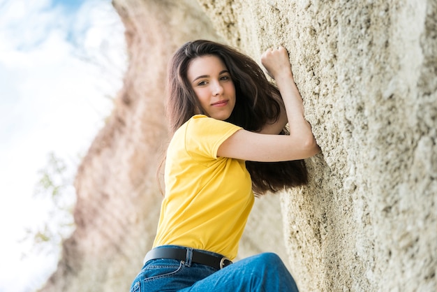 Retrato de bella dama junto a la pared de arena en el cañón