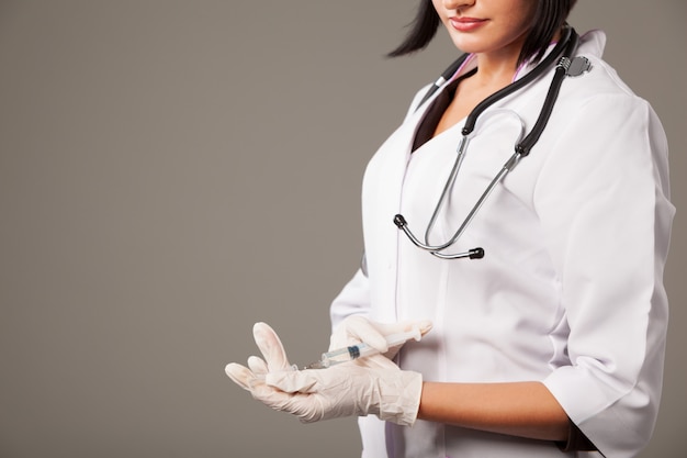 Retrato de una bella doctora de ojos marrones