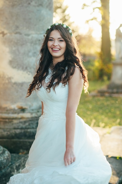 Retrato de una bella y feliz novia con un vestido de novia el día de su boda