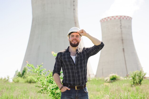 Retrato de una bella ingeniera en el trabajo con el teléfono.