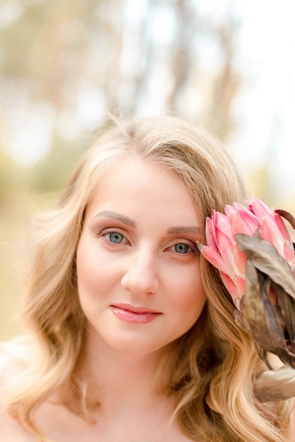 Retrato de una bella joven con la flor