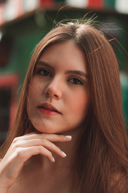 Retrato de una bella joven fuera de un bar restaurante panadería