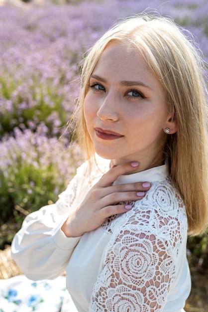 Retrato de una bella joven de moda en el campo de lavanda