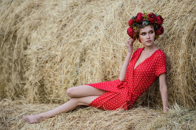 Retrato de una bella joven modelo en vestido rojo