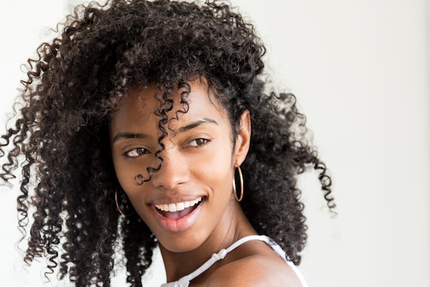 Retrato de una bella joven negra mirando a cámara