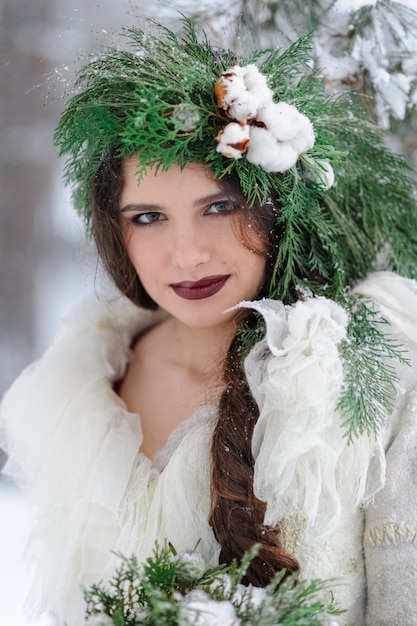 Retrato de una bella joven novia con un ramo de flores. Ceremonia de boda de invierno.