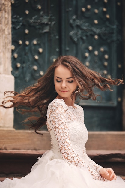 Retrato de una bella joven novia en un vestido de novia