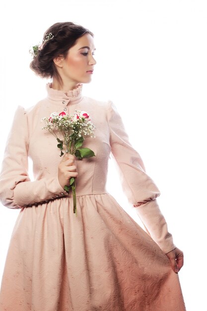 Retrato de bella joven novia en vestido rosa