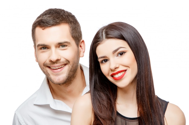 Retrato de una bella joven pareja sonriente feliz