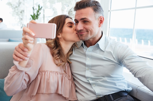 Retrato de una bella joven pareja tomando una selfie