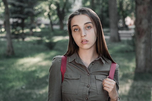 Retrato de una bella joven en un parque de verano