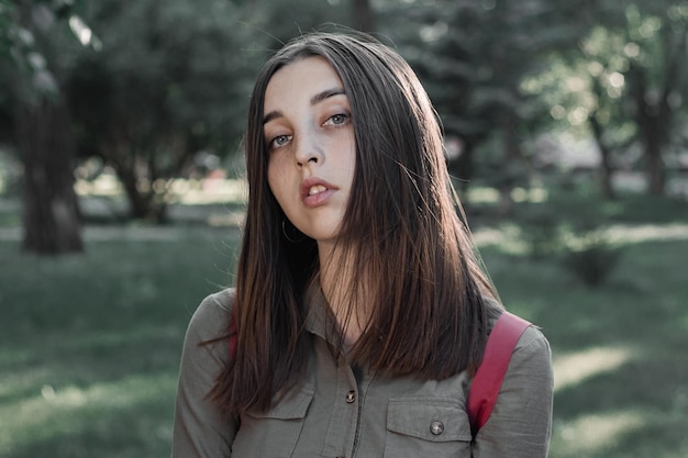 Retrato de una bella joven en un parque de verano