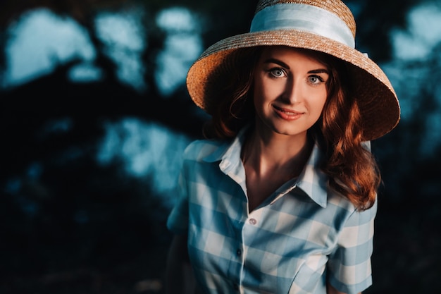 Retrato de una bella joven con un sombrero de paja.