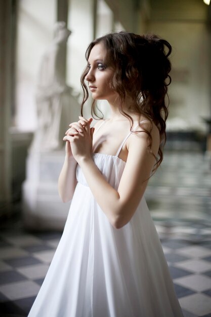 Retrato de una bella joven victoriana en vestido blanco