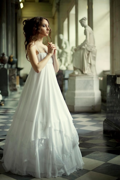 Retrato de una bella joven victoriana en vestido blanco