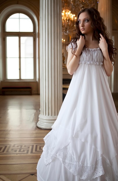 Retrato de una bella joven victoriana en vestido blanco