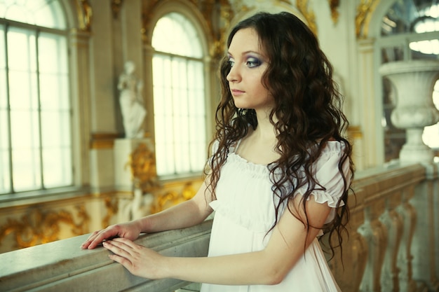 Retrato de una bella joven victoriana en vestido blanco