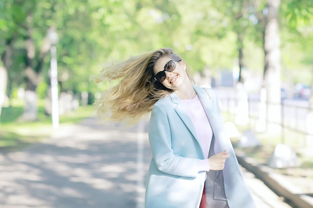 retrato de una bella modelo europea con gafas de sol/chica al aire libre caminando, feliz y alegre chica con gafas