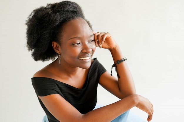 Retrato de una bella mujer africana natural joven sonriendo felicidad