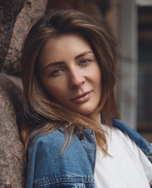 Retrato de una bella mujer al aire libre