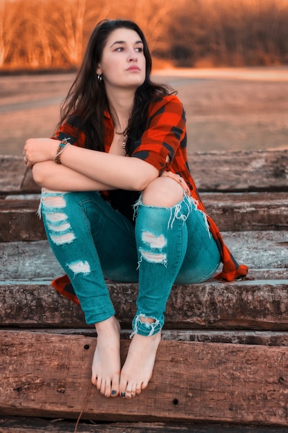 Retrato de una bella mujer al aire libre