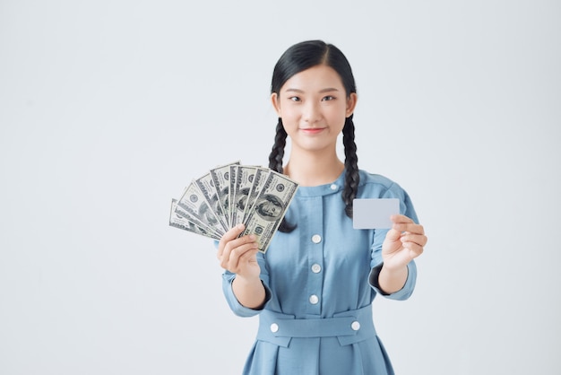 Retrato de una bella mujer asiática con dinero