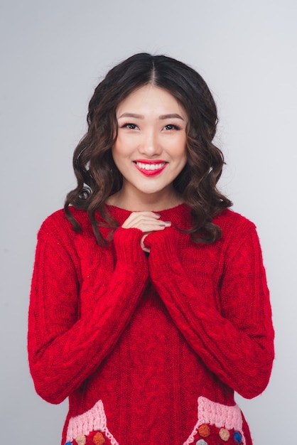 Retrato de una bella mujer asiática joven en ropa de abrigo