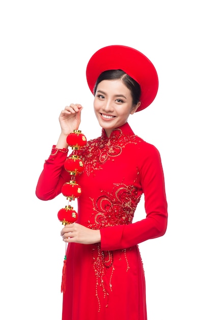 Retrato de una bella mujer asiática en traje de fiesta tradicional Ao Dai. Tet vacaciones. Año Nuevo Lunar. El texto significa felicidad.