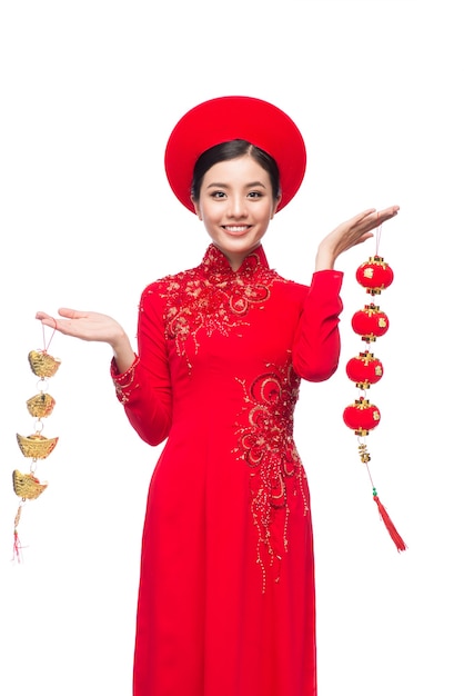 Retrato de una bella mujer asiática en traje de fiesta tradicional Ao Dai. Tet vacaciones. Año Nuevo Lunar. El texto significa suerte y felicidad.