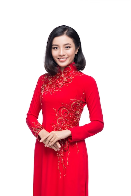 Retrato de una bella mujer asiática en traje de fiesta tradicional Ao Dai. Tet vacaciones. Año Nuevo Lunar.