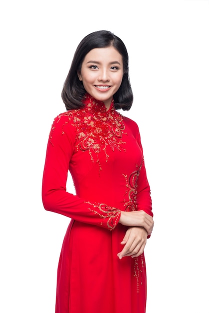 Retrato de una bella mujer asiática en traje de fiesta tradicional Ao Dai. Tet vacaciones. Año Nuevo Lunar.