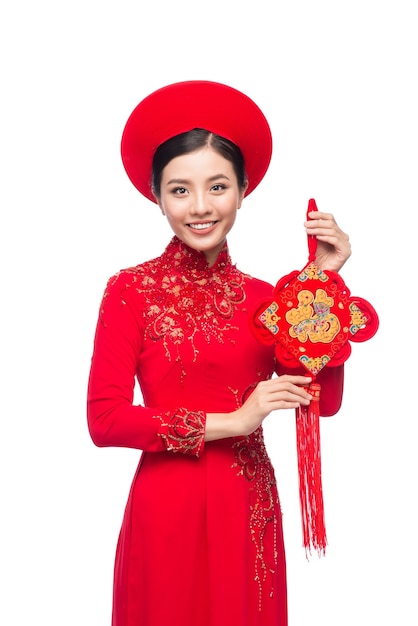 Retrato de una bella mujer asiática en traje de fiesta tradicional Ao Dai. Tet vacaciones. Año Nuevo Lunar.