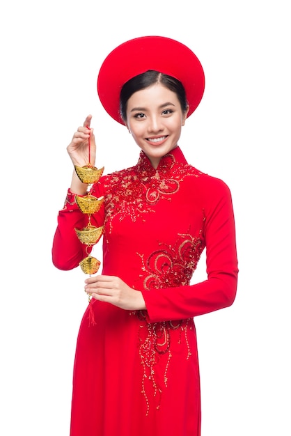 Retrato de una bella mujer asiática en traje de fiesta tradicional Ao Dai. Tet vacaciones. Año Nuevo Lunar.