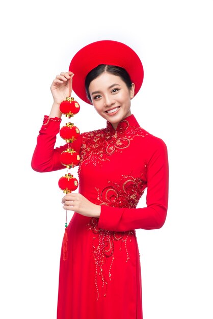 Retrato de una bella mujer asiática en traje de fiesta tradicional Ao Dai. Tet vacaciones. Año Nuevo Lunar.