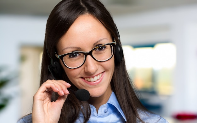 Retrato de una bella mujer con auriculares