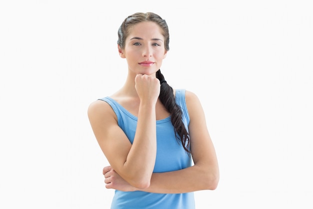 Retrato de una bella mujer en camiseta sin mangas azul