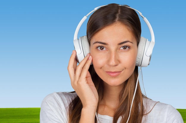 Retrato de una bella mujer estudiante escuchando música