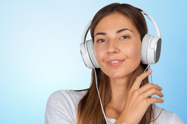 Retrato de una bella mujer estudiante escuchando música