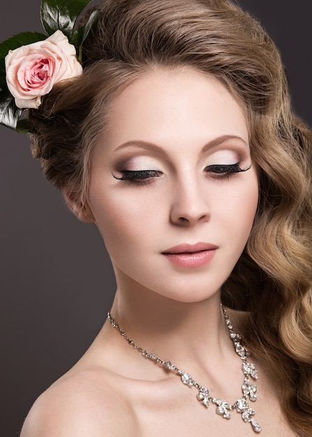 Retrato de una bella mujer con flores en el pelo