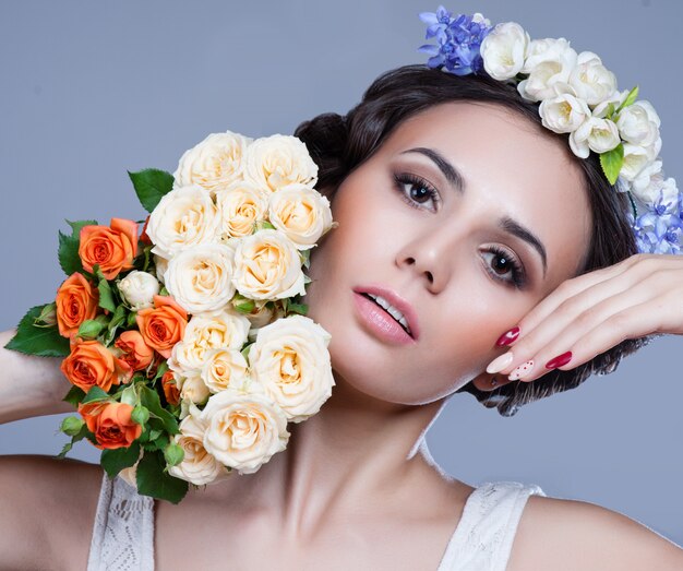 Retrato de una bella mujer con flores en el pelo.