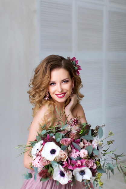 Retrato de una bella mujer con flores