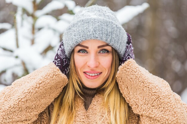 Retrato de una bella mujer con frenillos en los dientes. Niña sonriente con aparatos dentales. Feliz sonriendo