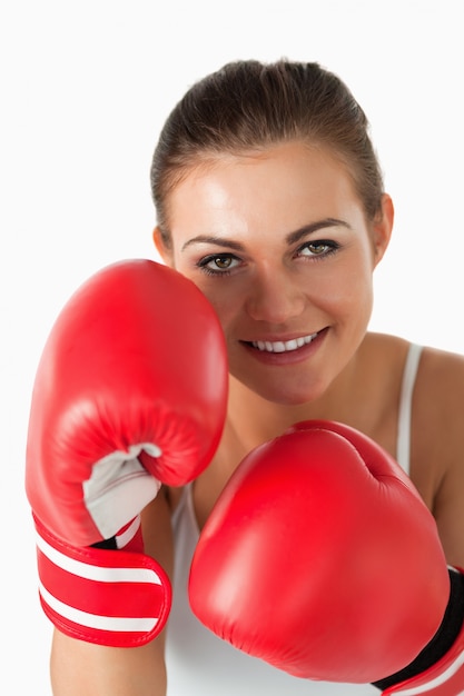 Retrato de una bella mujer con guantes de boxeo